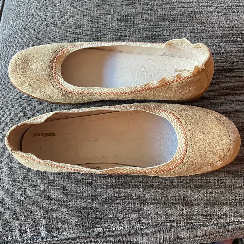 Patagonia Beige Women's Flats with Pink Trim - Picture 3 of 4